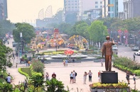 Tất bật hoàn thành đường hoa Nguyễn Huệ 2020