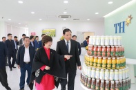 Bà Thái Hương nhận 3 chữ T từ Bộ trưởng Nguyễn Xuân Cường