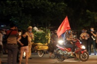 Dân làng Hạ Lôi náo nức chuyển hoa ra chợ ngay khi được dỡ phong tỏa