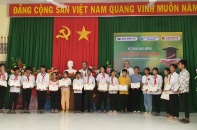 Báo Đầu tư trao 100 suất học bổng “Vì trẻ em Việt Nam” ở Phú Yên