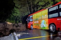 Kinh hoàng đèo Mimosa (Đà Lạt) bị sạt lở nghiêm trọng, đứt gãy làm đôi