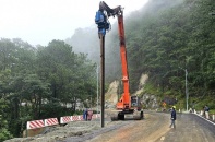 Lâm Đồng cho phương tiện lưu thông trở lại trên đèo Prenn sau sạt lở