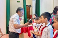 Báo Đầu tư trao 100 suất học bổng cho trẻ em hiếu học tỉnh Nghệ An