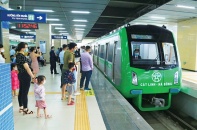 Hành khách làm quen với vé thông minh khi lên tàu Nhổn - Ga Hà Nội dịp đầu năm