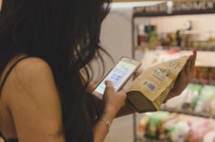 Dùng điện thoại ở siêu thị khiến hóa đơn của bạn có thể tăng 40%
