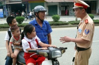 Phụ huynh không đội mũ bảo hiểm cho trẻ sẽ bị xử phạt