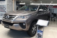 Cuối năm, các hãng xe đua giảm cả giá trăm triệu