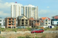 Hàng trăm dự án bất động sản tại TP.HCM “chết chìm” vì thủ tục