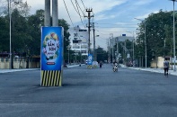 Sầm Sơn (Thanh Hóa): Đường sửa xong hơn một năm, hàng cột điện vẫn án ngữ giữa tim đường