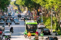 Người dân Thủ đô hào hứng với xe buýt không khói đầu tiên ở Việt Nam
