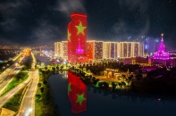 Người Hà Nội vui Tết Độc lập giữa “biển trong lòng phố”