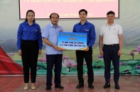 Trao tặng 10.000 gà giống cho nông dân Tuyên Quang