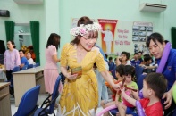 Nữ tỷ phú Nguyễn Thị Phương Thảo đón Trung thu cùng các em nhỏ