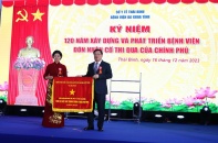 Bệnh viện Đa khoa tỉnh Thái Bình nhận Cờ thi đua của Chính phủ