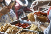 [Ảnh] Cửa hàng bán hàng nghìn chiếc bánh mì mỗi ngày dịp Tết
