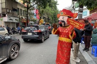 [Ảnh] "Thần tài" đội mưa đón khách, cửa hàng vàng vẫn thưa vắng