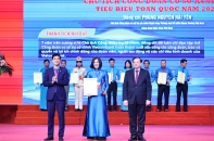 Chủ tịch Công đoàn Trụ sở chính Vietcombank (VCB) nhận giải thưởng Nguyễn Văn Linh