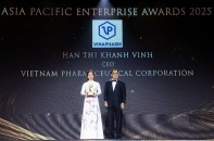 Bà Hàn Thị Khánh Vinh - Thành viên HĐQT, Tổng giám đốc Vinapharm nhận giải thưởng Doanh nhân Xuất sắc châu Á