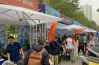 Đổi xăng lấy điện: Người dân Hà Nội xếp hàng “chia tay” xe máy xăng