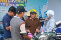 Sự kiện “Đổi xăng lấy điện” tại TP.HCM: Khách hàng mang 2 xe xăng đổi lấy xe điện VinFast về đi Tết