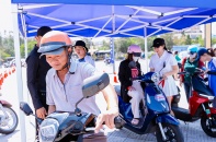 Người dân Đắk Lắk mang xe xăng tới “chốt tại chỗ” xe máy điện VinFast  