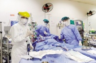 Những “Chiến sĩ áo trắng” quả cảm, kiên cường