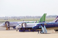 Nên bỏ giá trần vé máy bay, kiểm soát chặt việc hãng bay triệt hạ nhau