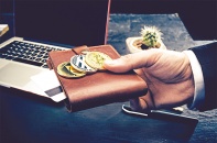 Kế sách của ngân hàng trung ương trước nguy cơ tiền mặt bị “phế truất”