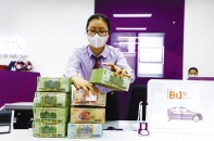 Lo ngân hàng mua trái phiếu để đảo nợ, rót vốn sân sau