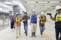Phóng viên kinh tế tác nghiệp... thời chiến