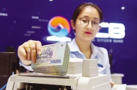 Tiền gửi bị hút khỏi ngân hàng, sức ép lãi suất lại tăng