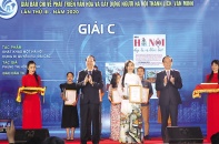 Tôi viết giữa muôn hồng ngàn tím Hà Nội