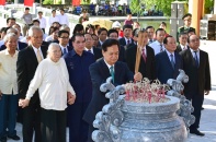Thủ tướng dâng hương tưởng niệm Tổng Bí thư Nguyễn Văn Linh 