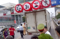 Xe quá khổ lại mắc kẹt trên cầu vượt Láng Hạ - Thái Hà vì vướng thanh chắn 