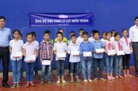 Báo Đầu tư tặng quà cho học sinh nghèo vùng lũ Hà Tĩnh, Quảng Bình