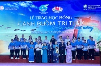 Hải Phòng tiếp tục trao học bổng “Cánh buồm tri thức” cho sinh viên vượt khó