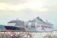 Quảng Ninh đón 2 siêu du thuyền hạng sang cùng 3.100 hành khách đến với vùng di sản