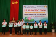 Báo Tài chính - Đầu tư trao 100 suất quà cho các học sinh vượt khó ở Kon Tum
