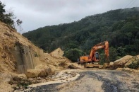 Mưa lớn khiến các tuyến đường huyết mạch ở Đà Nẵng, Quảng Ngãi bị sạt lở nghiêm trọng