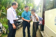 Xã vùng núi Đà Nẵng thuê xe buýt đưa cử tri nơi khó khăn tới điểm bầu cử