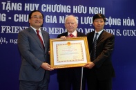 Trao Huy chương Hữu nghị cho chuyên gia năng lượng Ireland 