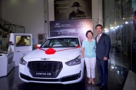 "Ăn" Hole in One, nữ golf thủ gần 60 tuổi nhận thêm "xế" sang Genesis G90