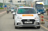 Hyundai Grand i10 "ăn xăng" bằng xe máy Honda SH 150i 