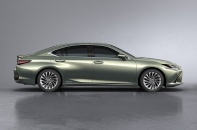 Lexus ES 250 mới chốt giá 2,499 tỷ đồng  