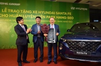 Tập đoàn Thành Công và Hyundai tặng xe Santa Fe cho HLV Park Hang Seo
