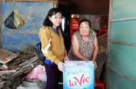 La Vie Và Nestlé Việt Nam hỗ trợ nước khoáng đóng chai và nhu yếu phẩm cho vùng hạn mặn 