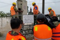 PC Hà Tĩnh vừa lo cấp điện trở lại, vừa giúp dân kiểm tra an toàn điện 