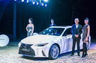 Lexus IS: Xe đắt tiền cho giới trẻ vẫn trang bị hộc đĩa CD và băng tần radio