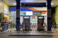 Hà Nội: Xăng tăng giá, cửa hàng đóng cửa báo chưa có hàng bán