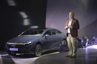 Doanh số bán đang trông vào xe xăng, Mercedes-Benz Vietnam mở rộng danh mục xe điện